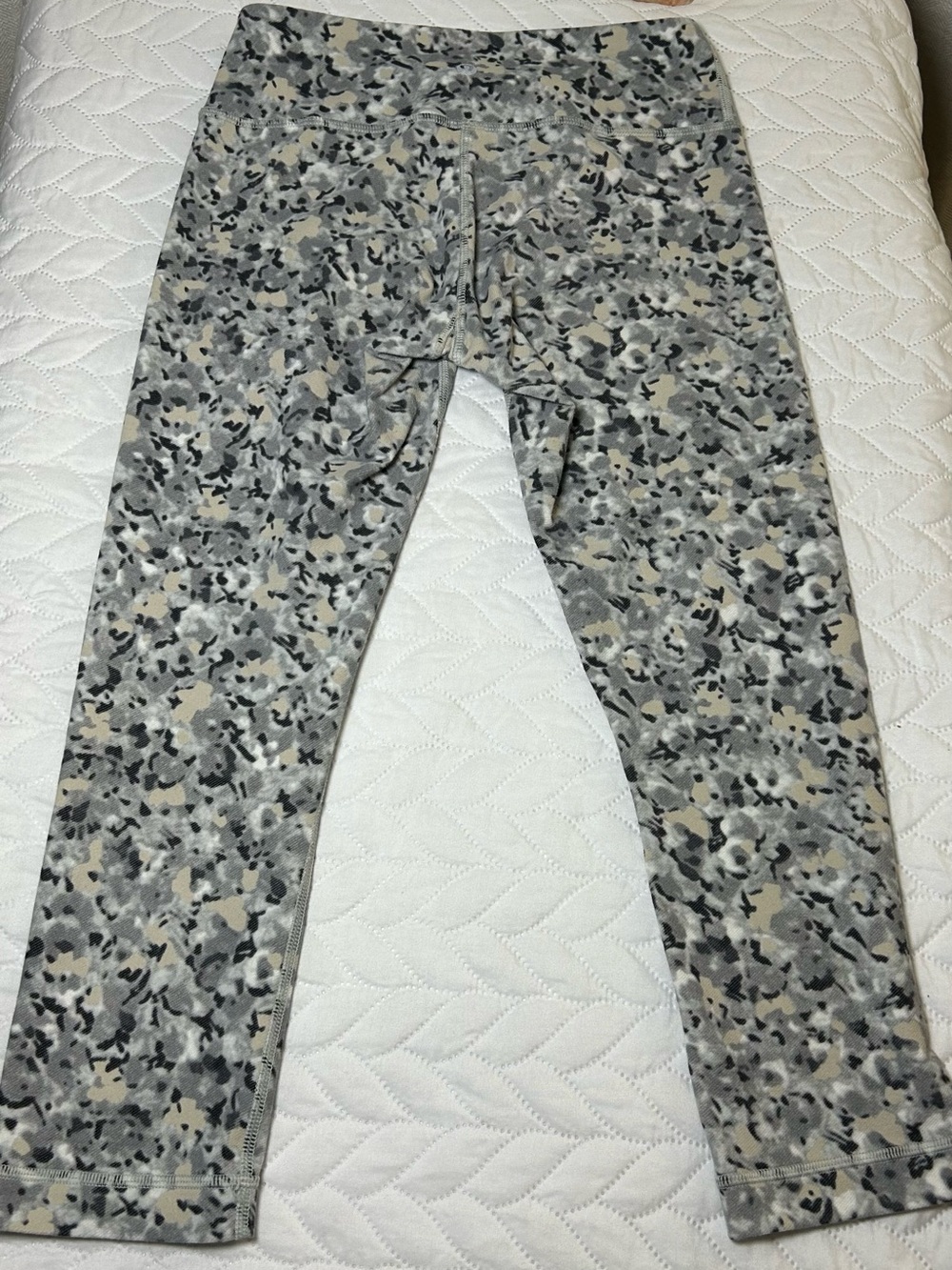Women’s Lululemon Capri Leggings Black, White And Tan Camo Size 4